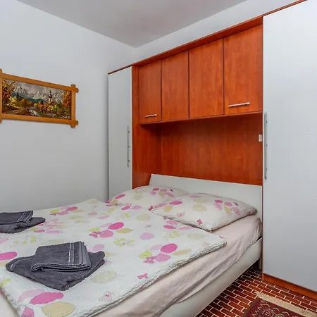 2 Bedroom Amazing In Διαμέρισμα Gabonjin