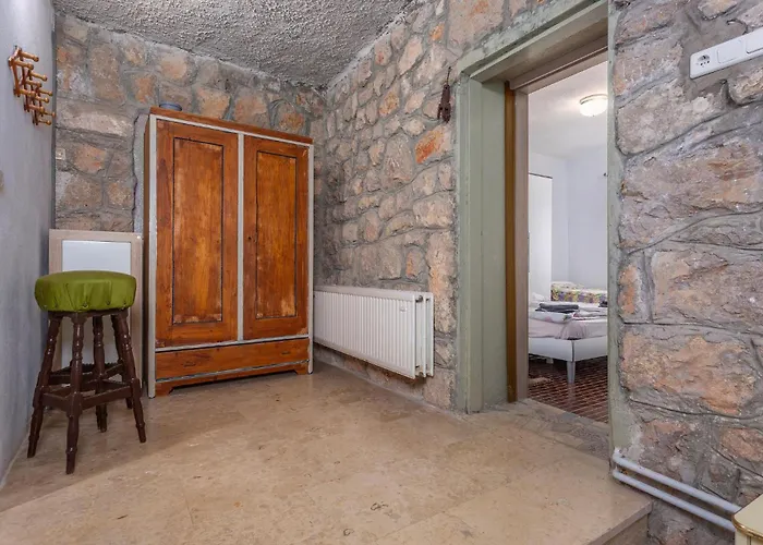 2 Bedroom Amazing In Daire Gabonjin