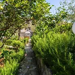 2 Bedroom Stunning In *