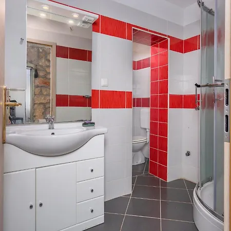 2 Bedroom Stunning In *