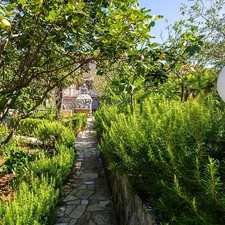 2 Bedroom Stunning In *